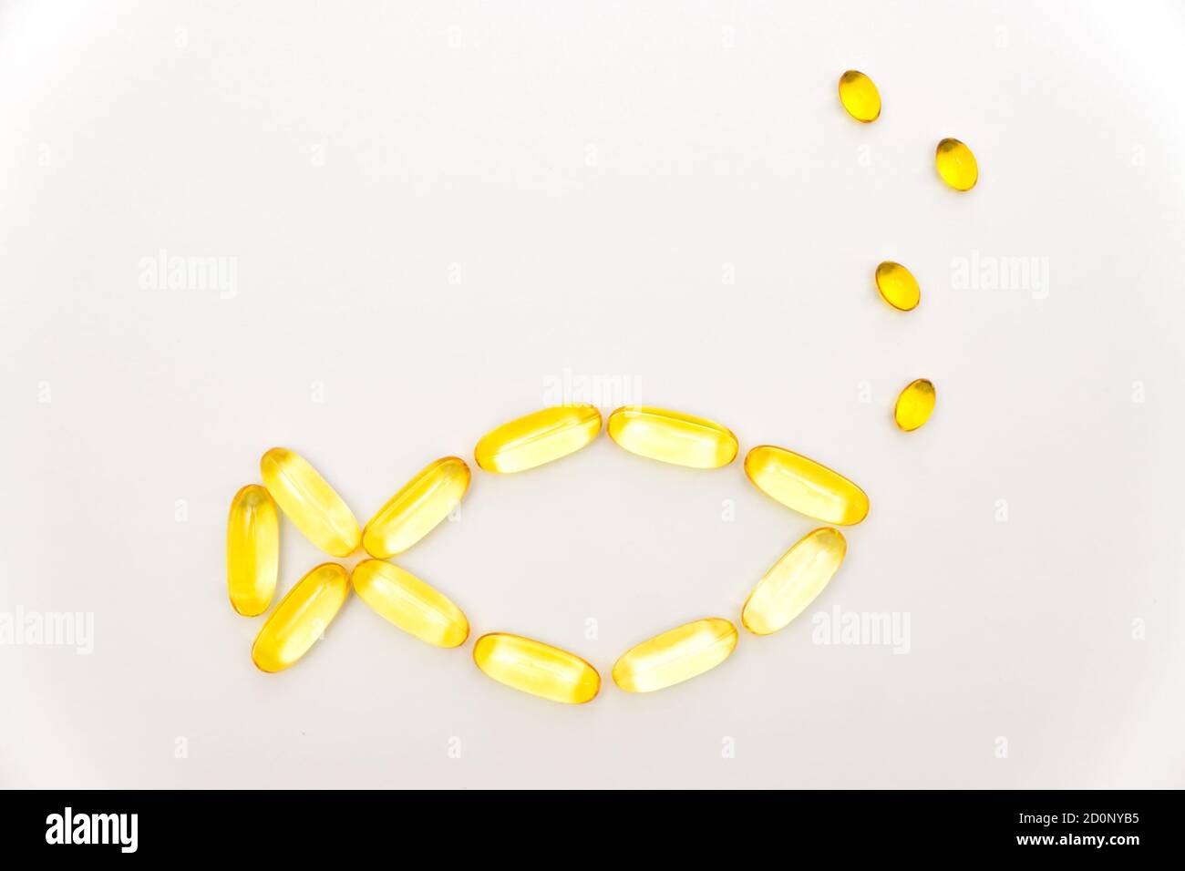Forma del pesce merluzzo olio di fegato Capsule, Omega 3, vitamina D su sfondo bianco Foto Stock
