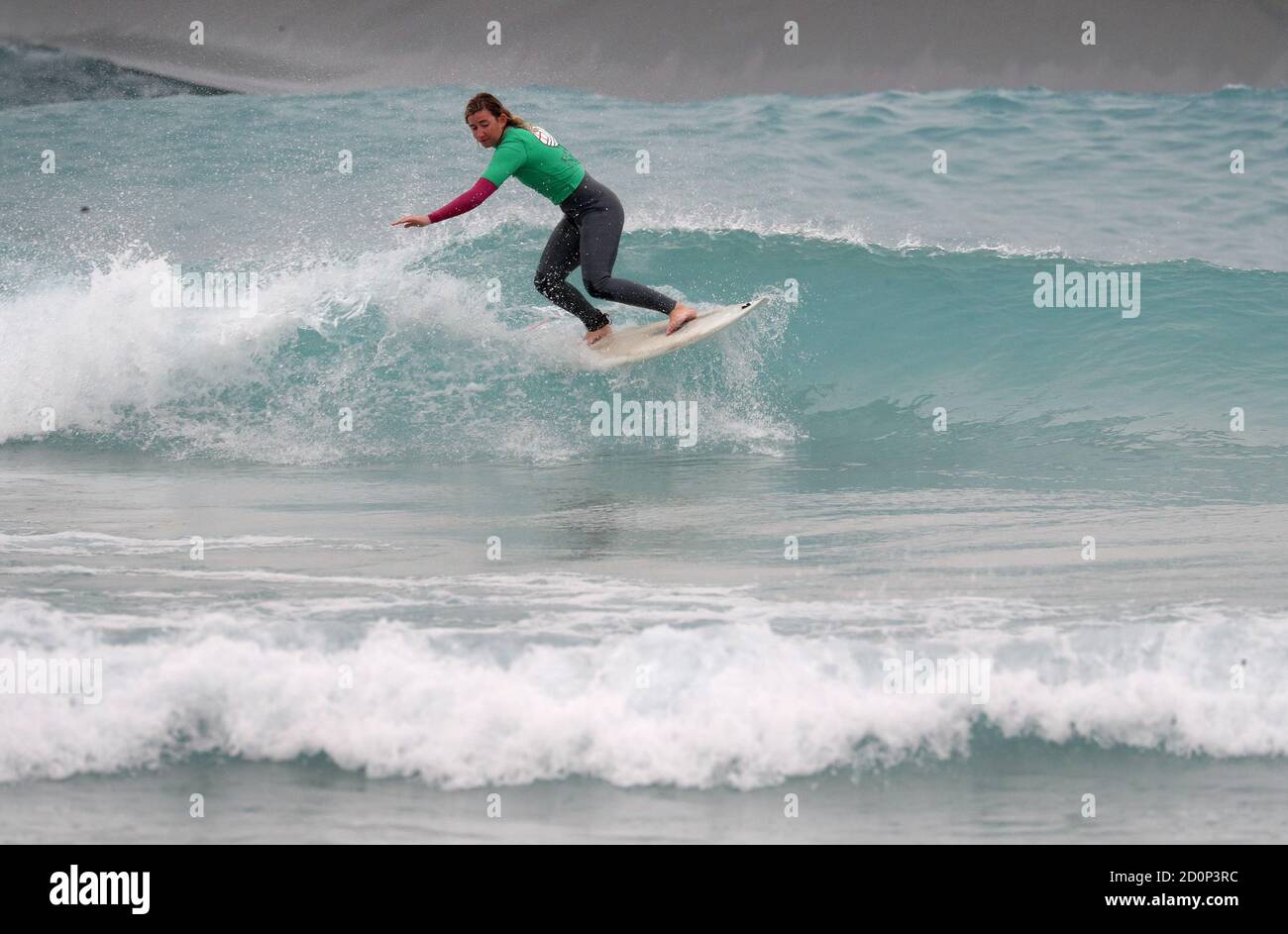 Melissa Reid partecipa al Korev Lager 2020 English Adaptive Surfing Open al Wave di Bristol. Foto Stock