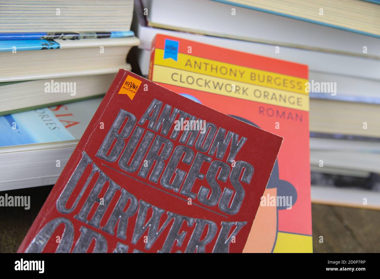 Viersen, Germania - 9 maggio. 2020: Visualizza su copertine isolate di Anthony Burgess orologio arancione con pila di libri sfondo Foto Stock
