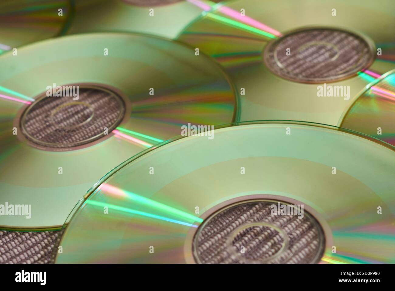 Dischi compatti luminosi con riflessi colorati di un disco jockey durante una sessione musicale Foto Stock