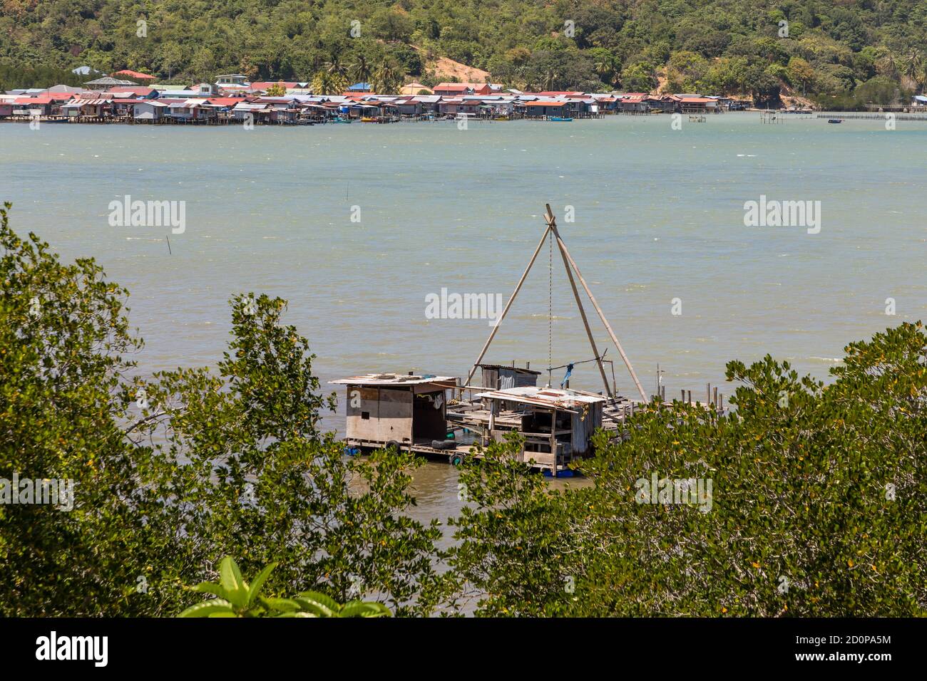 Vista remota di Kg Baru-Baru, un piccolo villaggio di pescatori nella Baia di Ambong, Sabah, Malesia Foto Stock