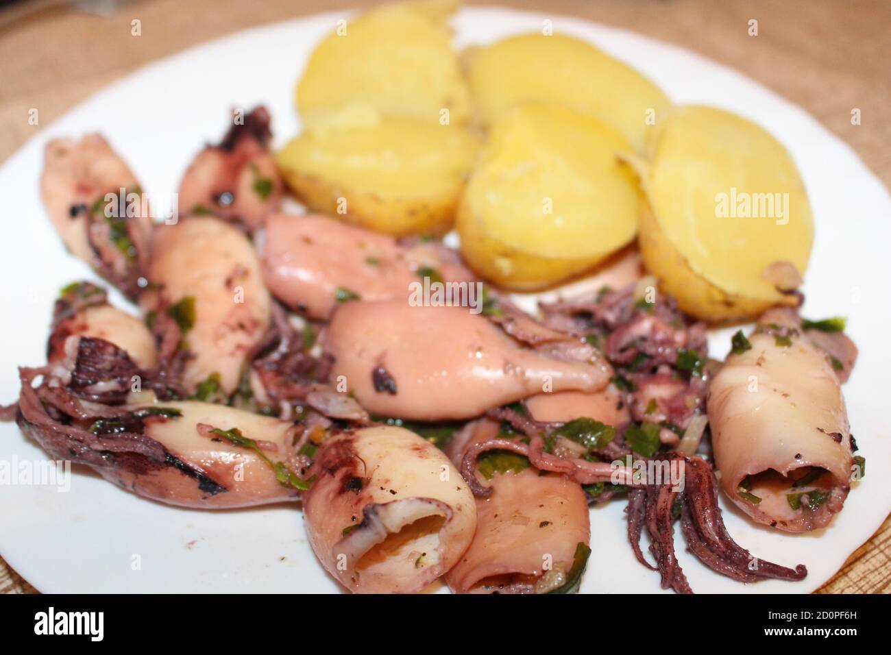 Calamari e patate sul piatto! Foto Stock