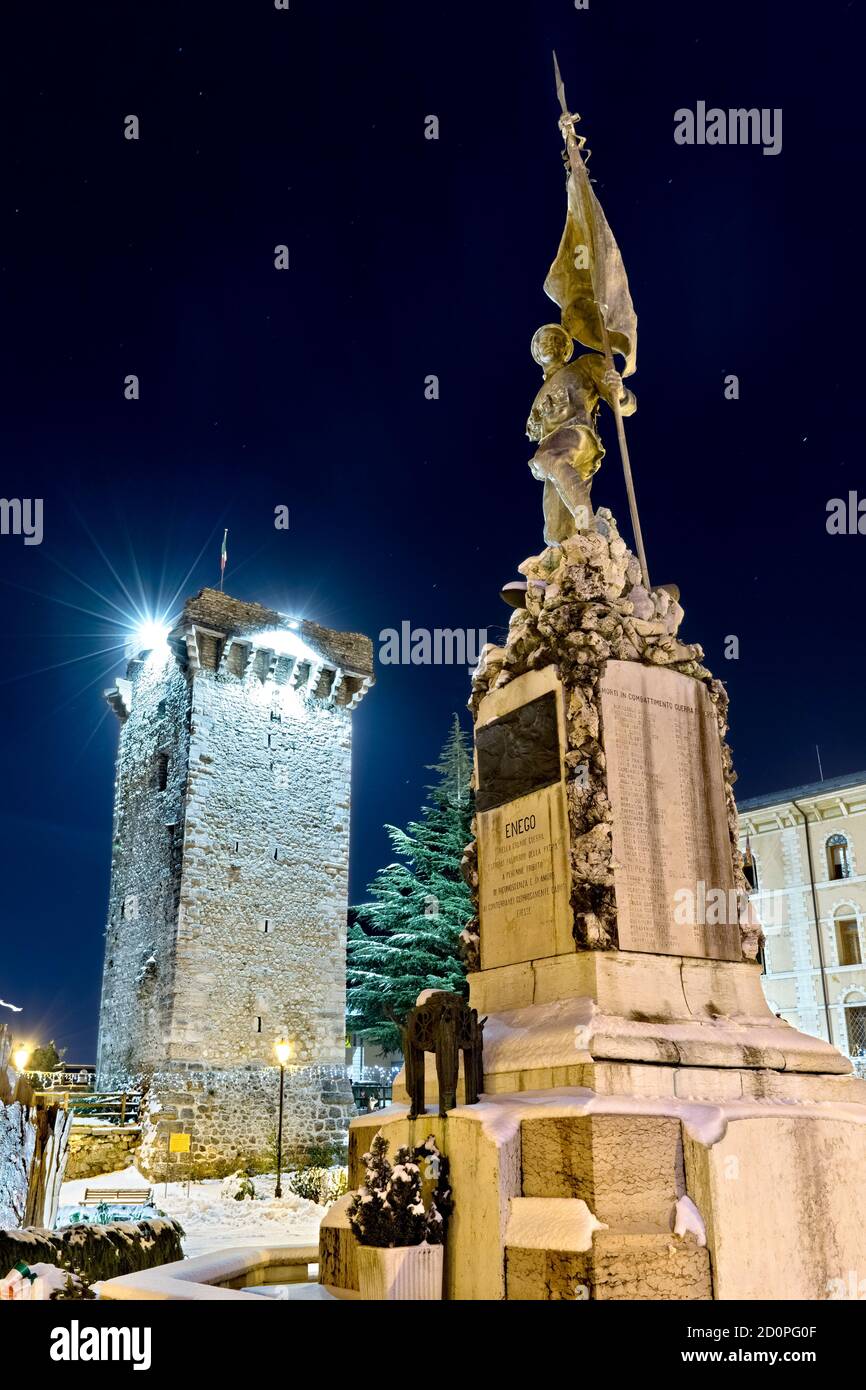 Enego: Il monumento ai caduti della Grande Guerra e la torre medievale costruita dagli Scaligeri. Altopiano di Asiago, provincia di Vicenza, Veneto, Italia. Foto Stock