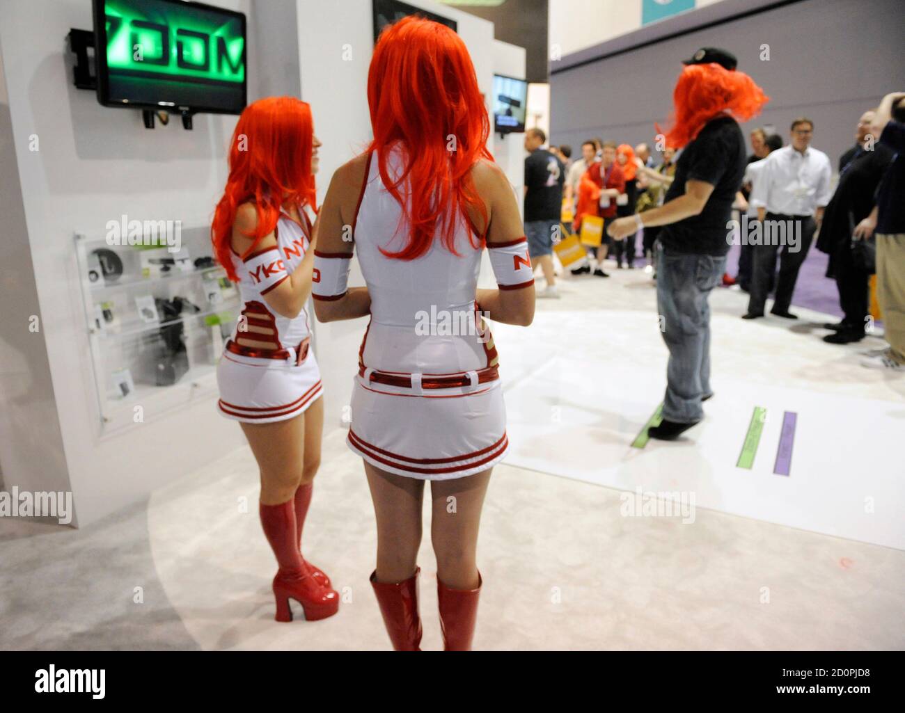 Girls in costume greet attendees at the Nyko booth during E3, the Electronic Entertainment Expo, in Los Angeles June 8, 2011. REUTERS/Phil McCarten (UNITED STATES - Tags: SCI TECH ENTERTAINMENT BUSINESS) Foto Stock