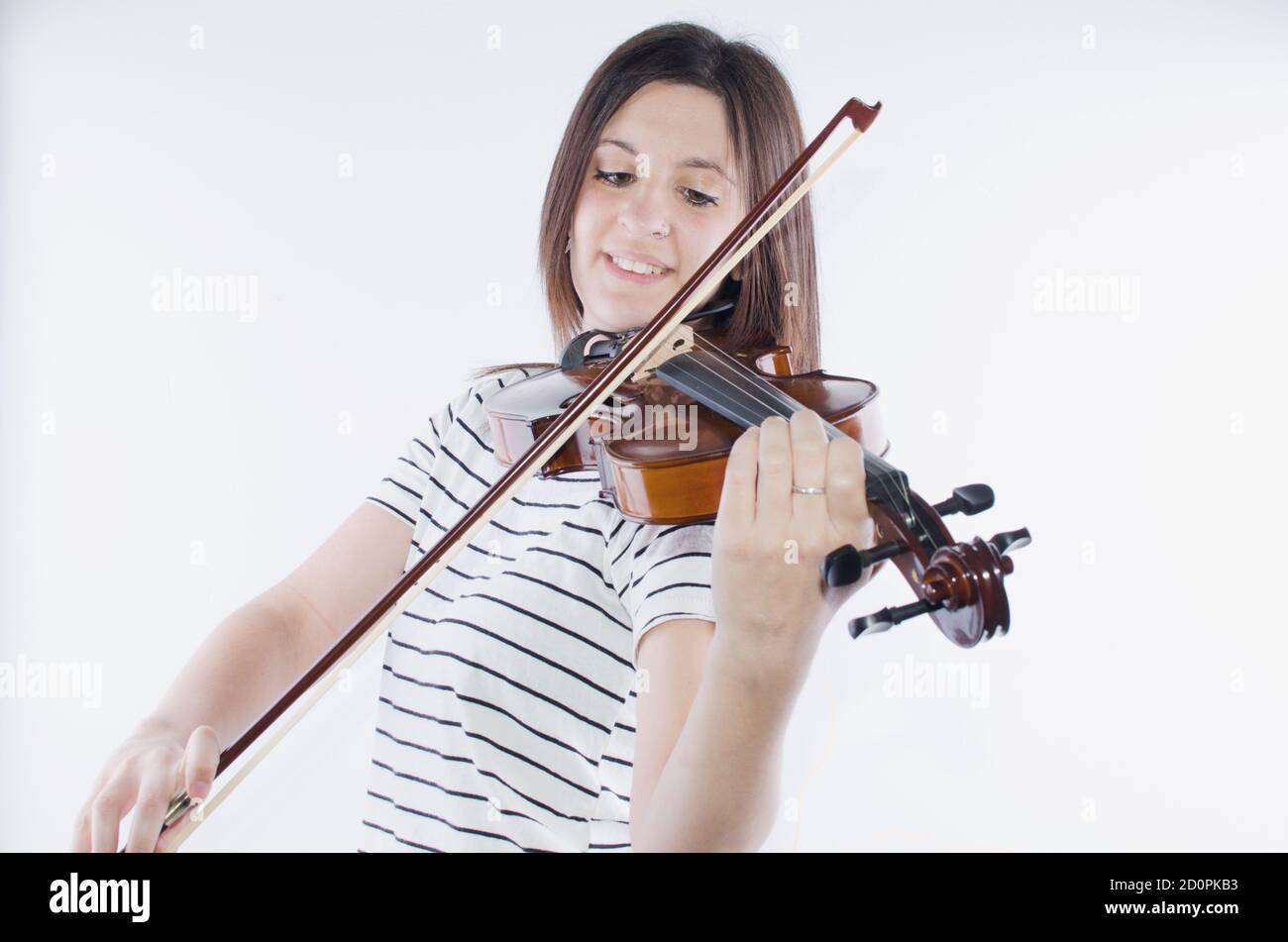 donna felice che suona il violino. Insegnante di musica e strumenti Foto Stock