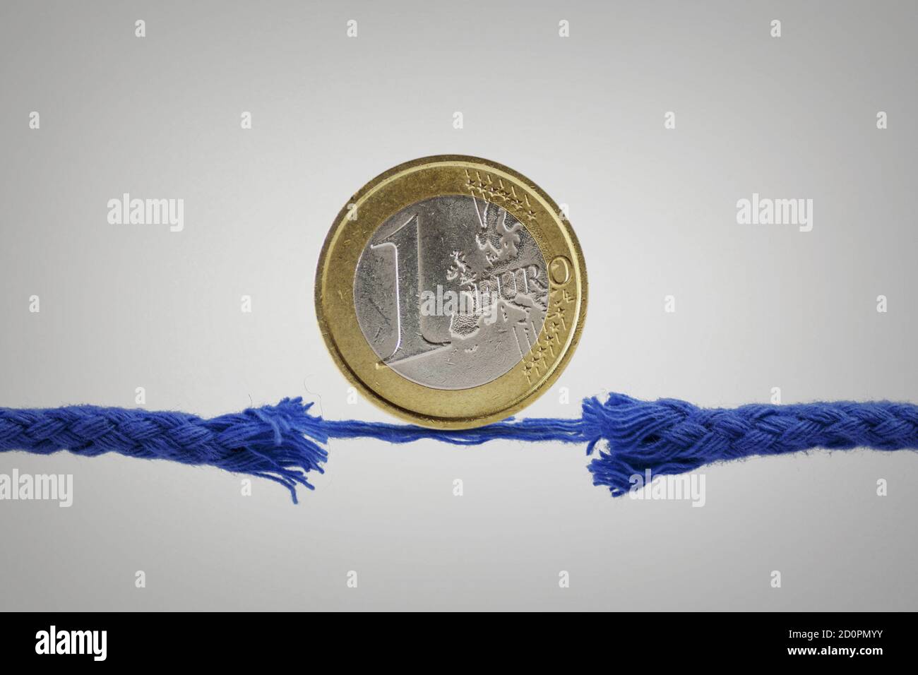 Euro moneta su corda rotta - concetto di economia e. rischio finanziario Foto Stock