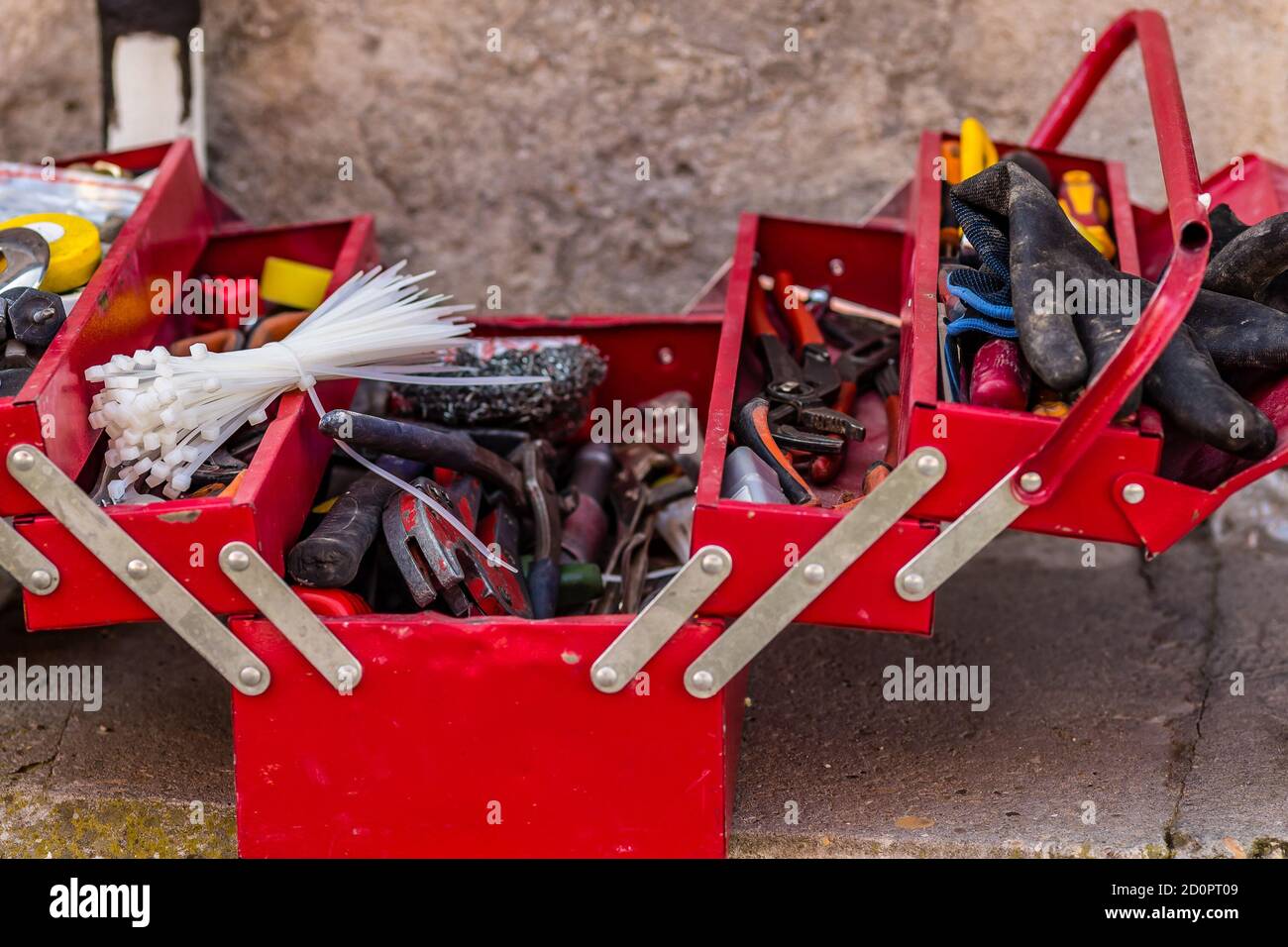 primo piano degli strumenti nella cassetta degli attrezzi rossa Foto Stock