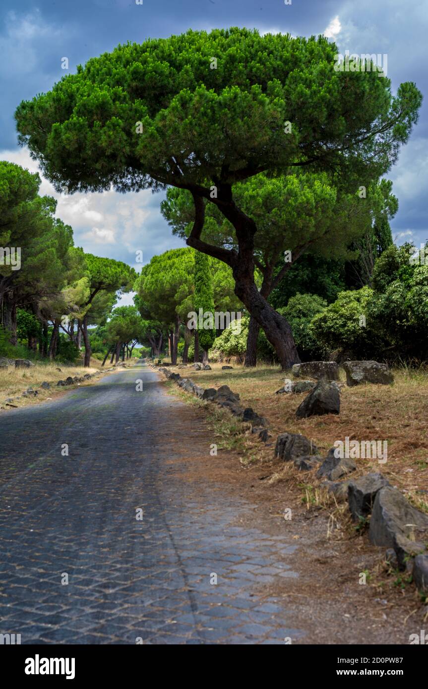 Una giornata estiva nell'antica città di Roma, quasi abbandonata Foto Stock