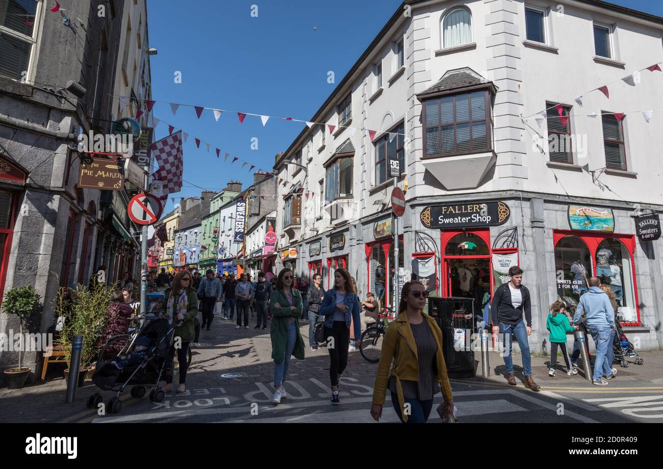 CITTÀ DI GALWAY, IRLANDA - 4 maggio 2018: Persone che camminano attraverso High Street nel popolare quartiere Latino della città di Galway in una soleggiata giornata di primavera. Foto Stock