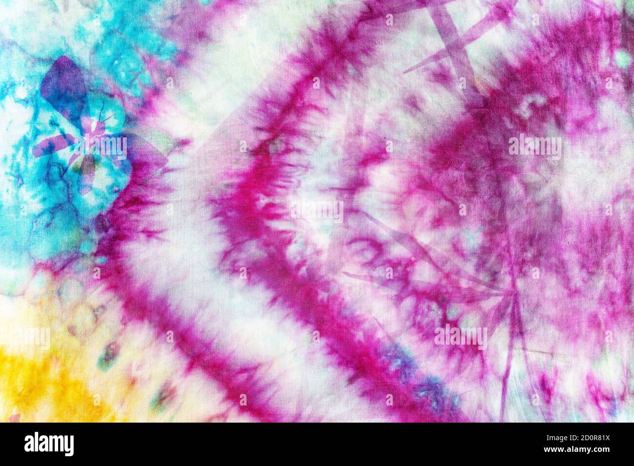 sfondo tessile - particolare di sciarpa di seta batik colorata con ramoscello di bambù disegnato a mano e farfalla Foto Stock