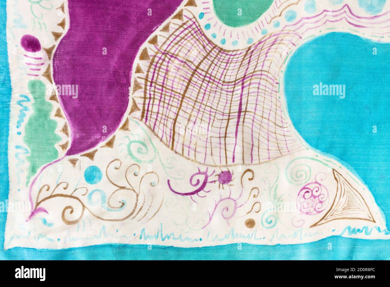 fondo tessile - parte di sciarpa di seta dipinta a mano blu, verde e viola con motivo astratto Foto Stock