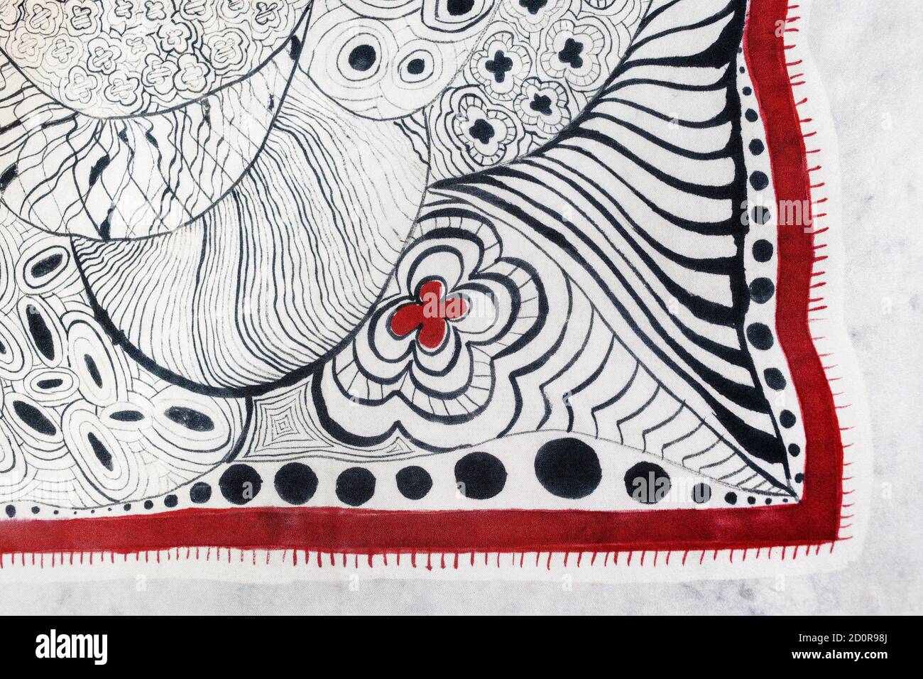 particolare di sciarpa di seta dipinta a mano - parte di ornamento astratto su tela di seta Foto Stock
