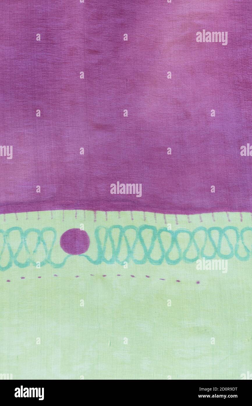 particolare di sciarpa di seta dipinta a mano - viola astratto e verde texture sfondo Foto Stock