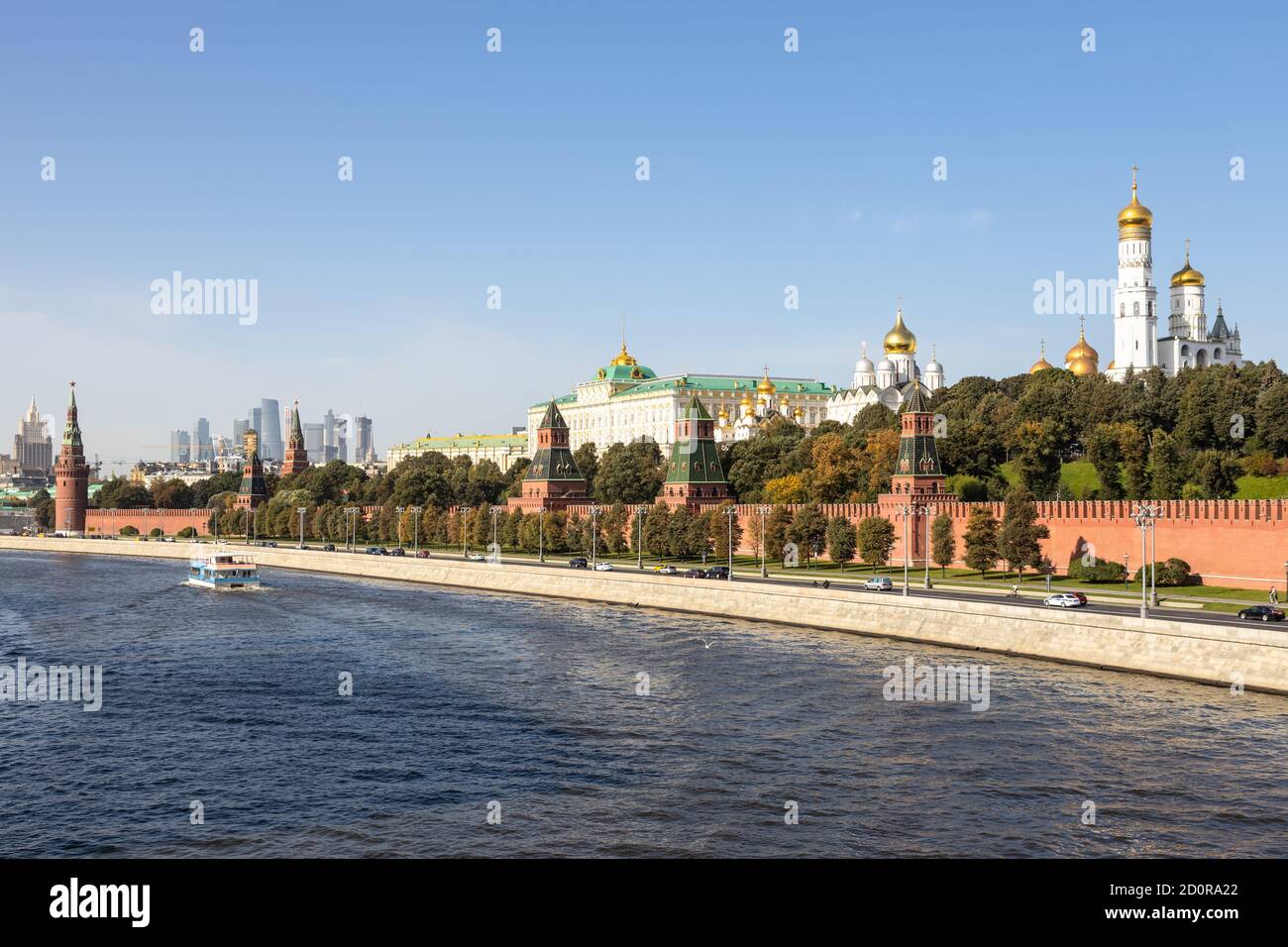 Vista dell'argine del Cremlino del fiume Moskva da Moskvoretsky Ponte sulla soleggiata giornata autunnale Foto Stock