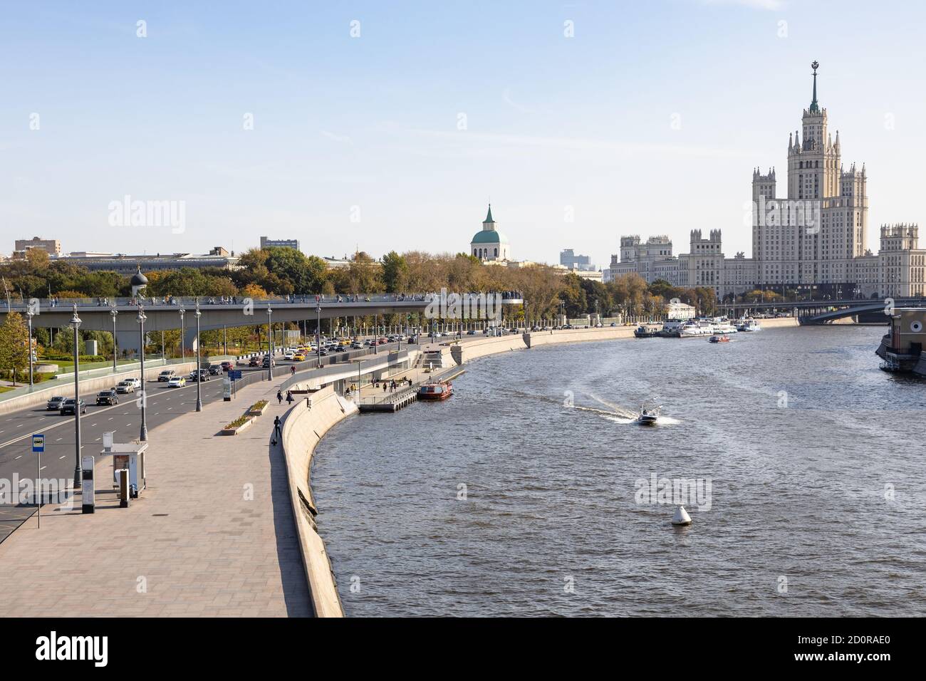 Vista sul fiume Moskvoretskaya Embankment del fiume Moskva vicino a Zaryadye Landscape Park con il Ponte galleggiante e l'alto edificio Orizzonte da B. Foto Stock