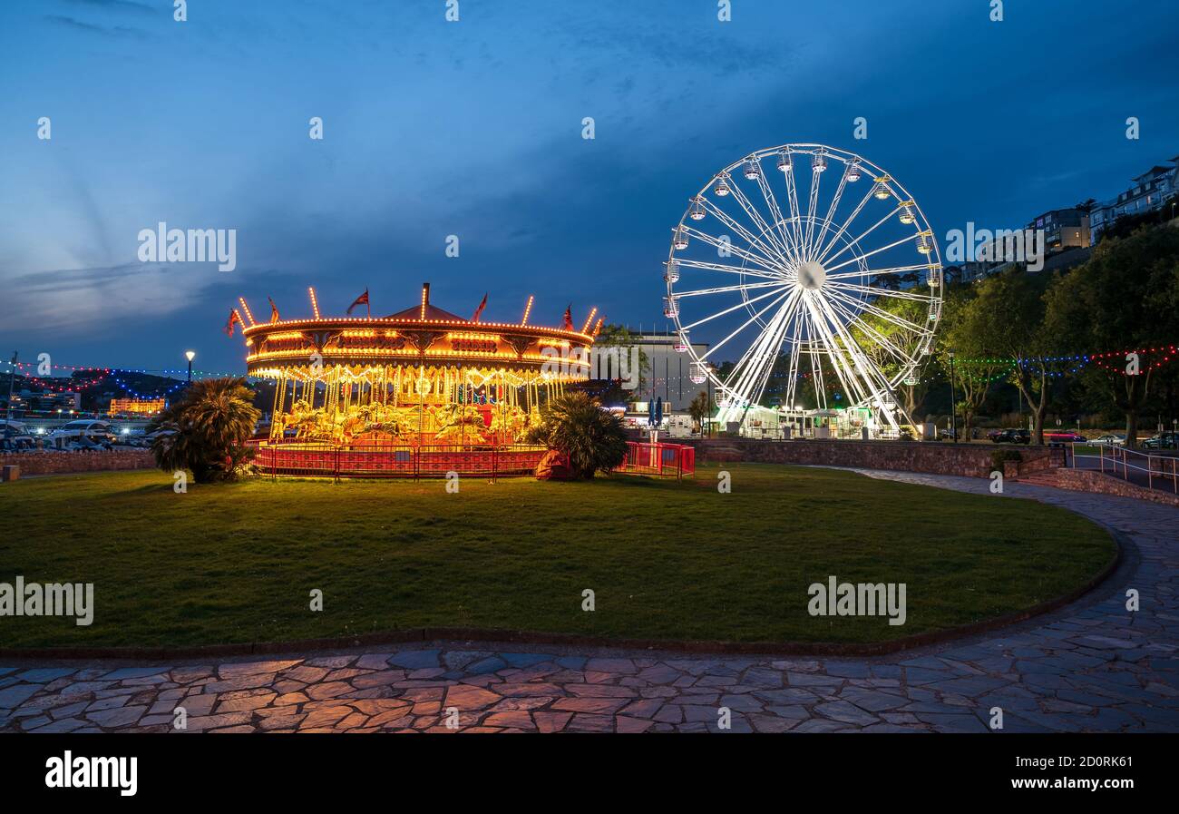 Torquay Wheel e Carousel al crepuscolo Foto Stock