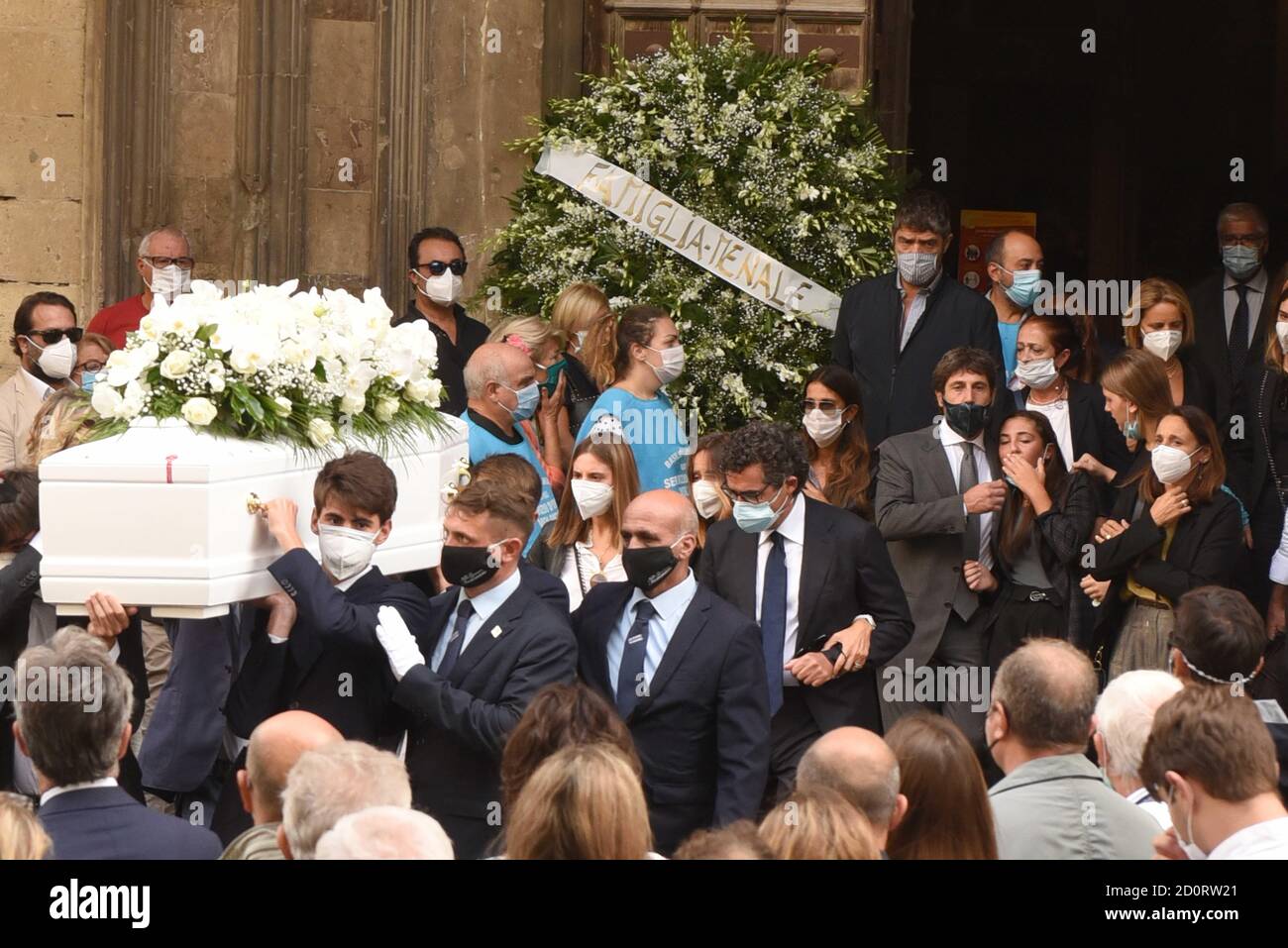 Napoli, Italia. 03 ottobre 2020. Funerali di Napoli nella monumentale chiesa di Santa Chiara questa mattina del bambino di 11 anni che ha preso la propria vita la sera del 29 settembre gettandosi nel vuoto, forse perché era vittima di una 'sfida web' Credit: Independent Photo Agency/Alamy Live News Foto Stock