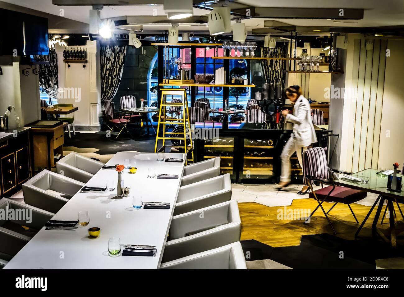 bellissimo interno di un ristorante con tavoli e poltrone posti a sedere Foto Stock