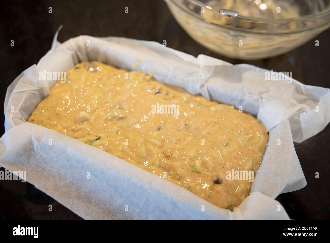 Miscela di torta di zucchine in una teglia (prima della cottura) Foto Stock