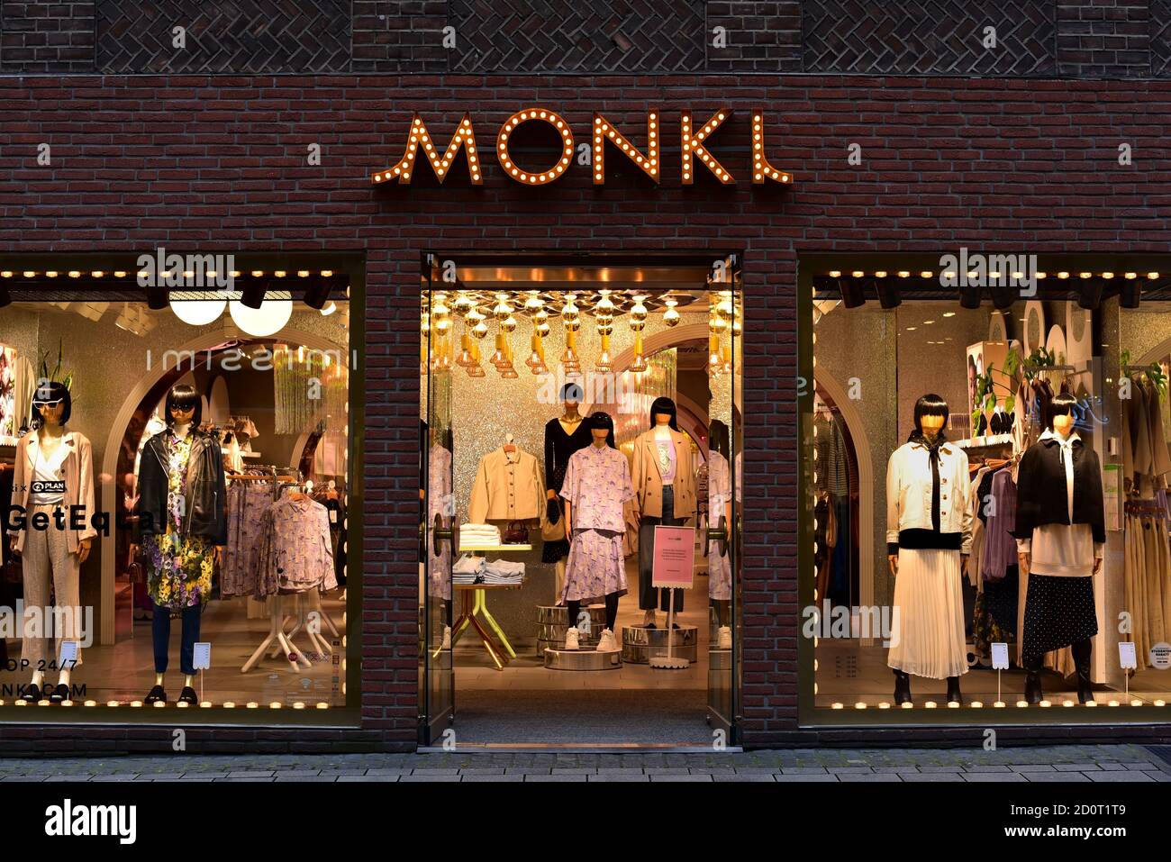 Negozio Monki a Flinger Straße nella città vecchia di Düsseldorf. Monki è una catena di negozi svedese per la moda giovane fondata nel 2006. Appartiene al gruppo H&M. Foto Stock