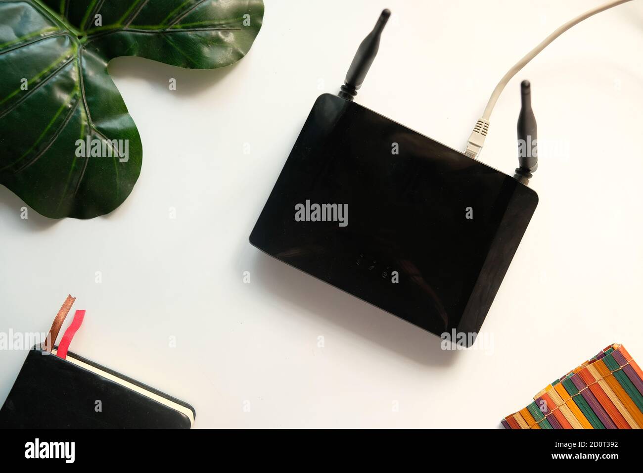 Router Internet wireless Wi-Fi su sfondo bianco. Foto Stock