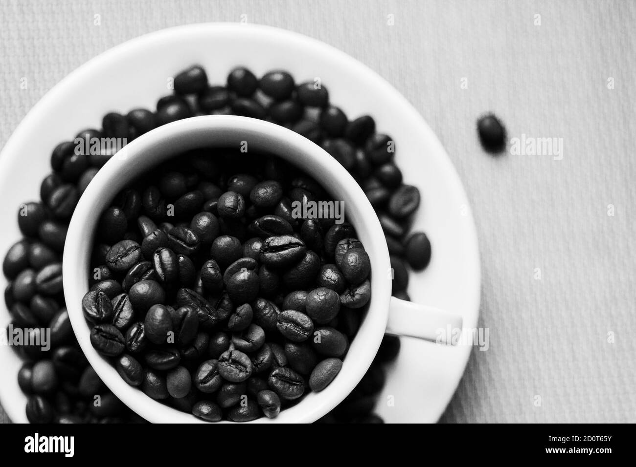 Una tazza riempita con i chicchi di caffè Foto Stock