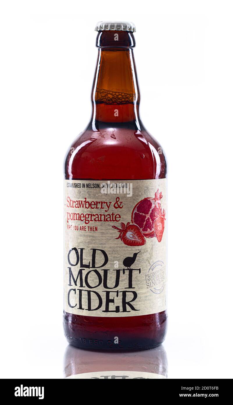 SWINDON, UK - 2 ottobre 2020: Old Mout Strawberry e Melograne Cider su sfondo bianco Foto Stock
