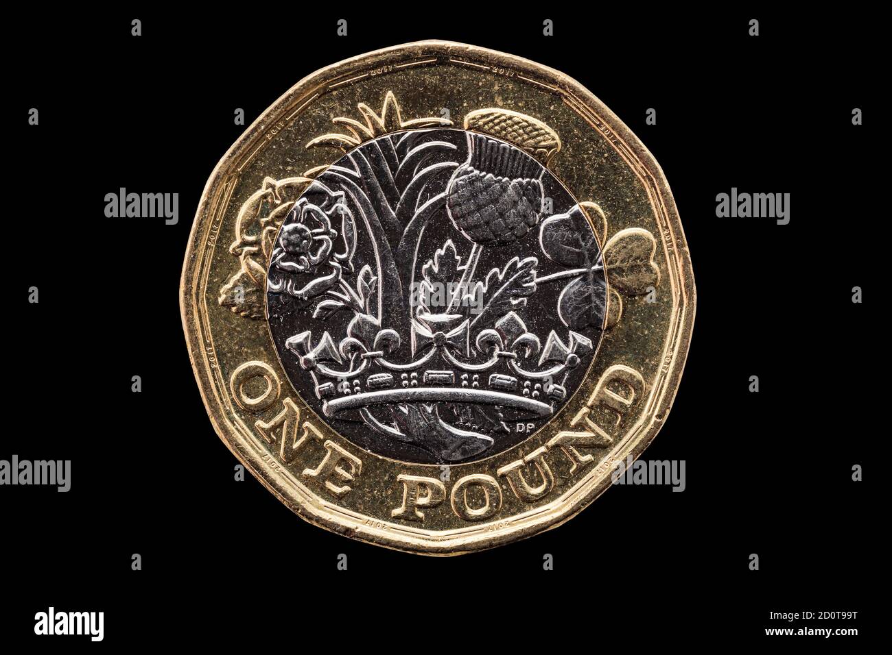 È stata introdotta una nuova moneta inglese da una libbra in Inghilterra 2017 che mostrano gli emblemi di ciascuna delle nazioni tagliate fuori ed isolato su un stock nero di sfondo Foto Stock