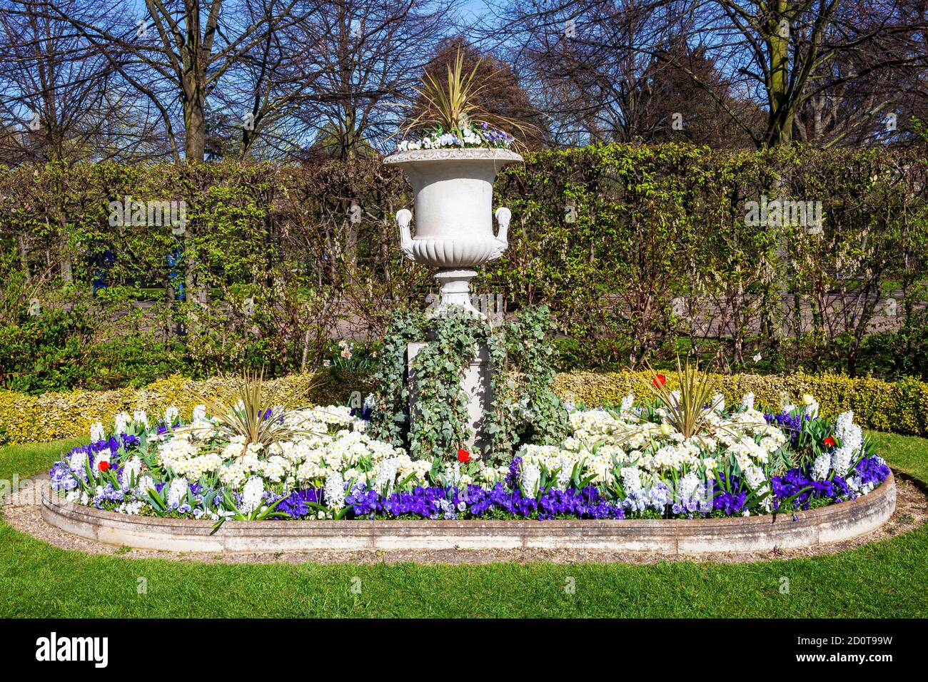 Il Regents Park mostra di fiori dell'urna primaverile in un fiore floreale Letto che è un popolare spazio pubblico aperto a Londra Inghilterra Regno Unito e un popolare destinazione di viaggio Foto Stock