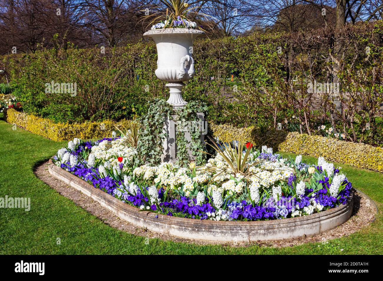 Il Regents Park mostra di fiori dell'urna primaverile in un fiore floreale Letto che è un popolare spazio pubblico aperto a Londra Inghilterra Regno Unito e un popolare destinazione di viaggio Foto Stock