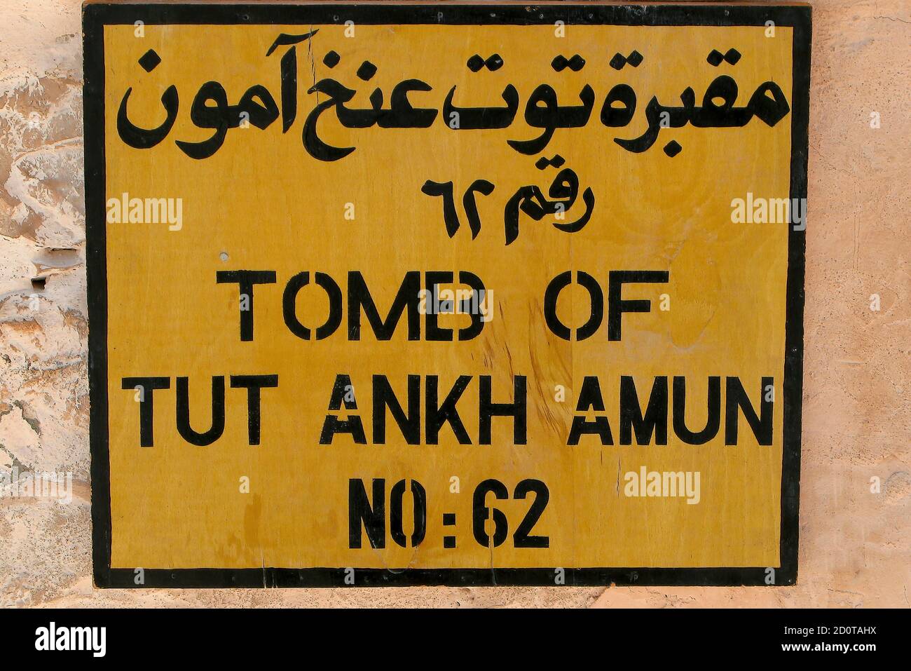 Un segno in arabo e in inglese che mostra l'ingresso al Re tomba Tutankhamons, Luxor, Egitto Foto Stock