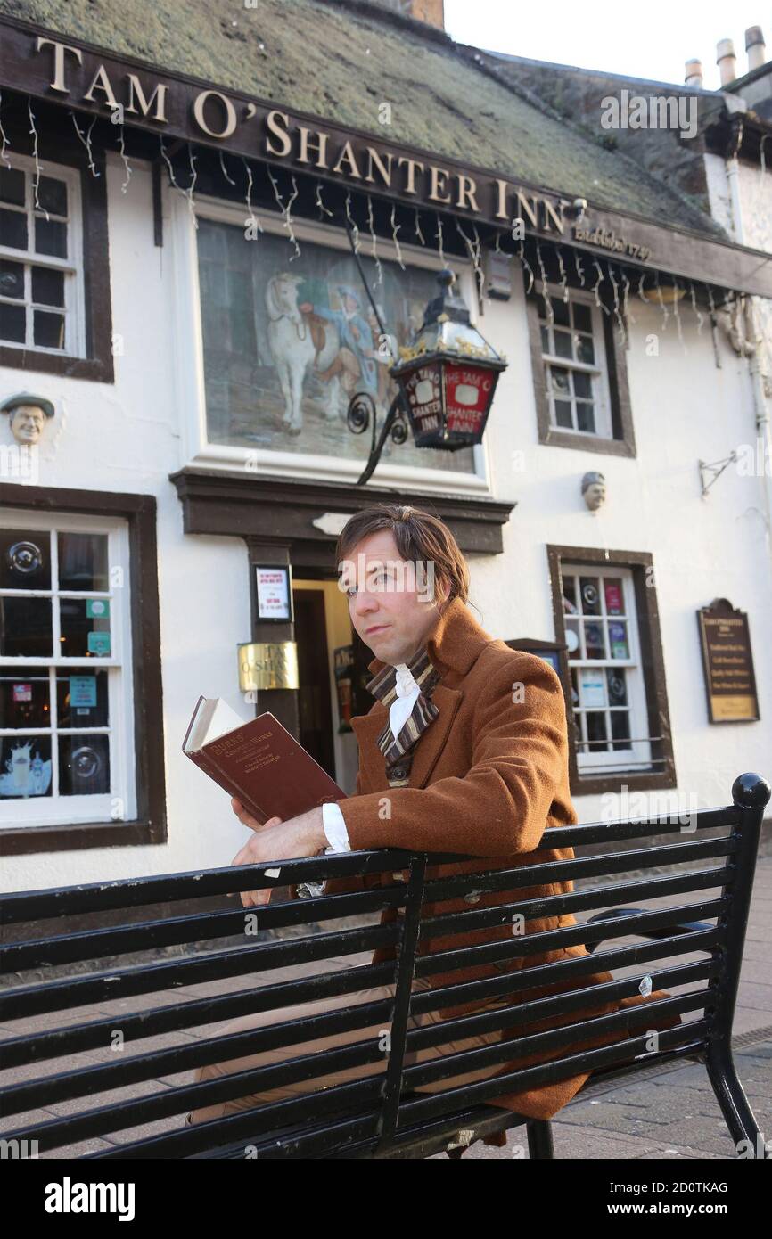 Ayr, Scozia , 08 gennaio 2019 un attore vestito come il poeta nazionale di bard della Scozia Robert Burns si muove intorno alle strade della sua città incontrando il pubblico citando la sua poesia ai passanti da e pensando alla sua città di auld dove il tae toun sorpassa per gli uomini onesti & i lassies di bonnie. L'evento è stato quello di pubblicizzare un evento futuro Robert Burns passeggiate intorno alla sua città natale di Ayr. L'attore scozzese Christopher Tait suonava Robert Burns Foto Stock