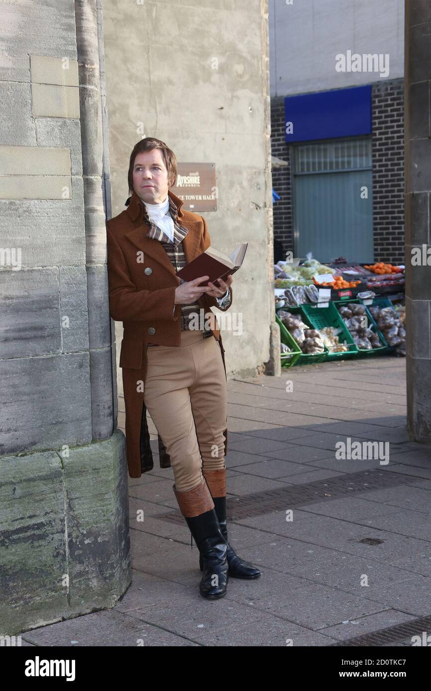 Ayr, Scozia , 08 gennaio 2019 un attore vestito come il poeta nazionale di bard della Scozia Robert Burns si muove intorno alle strade della sua città incontrando il pubblico citando la sua poesia ai passanti da e pensando alla sua città di auld dove il tae toun sorpassa per gli uomini onesti & i lassies di bonnie. L'evento è stato quello di pubblicizzare un evento futuro Robert Burns passeggiate intorno alla sua città natale di Ayr. L'attore scozzese Christopher Tait suonava Robert Burns Foto Stock