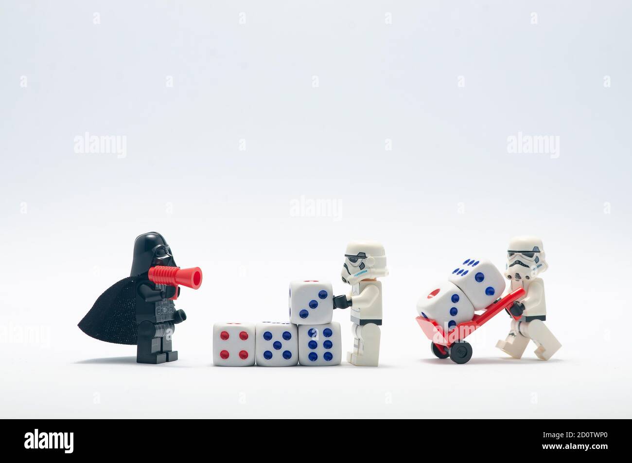 lego darth vader e truppa di pidocchi con dadi Foto Stock