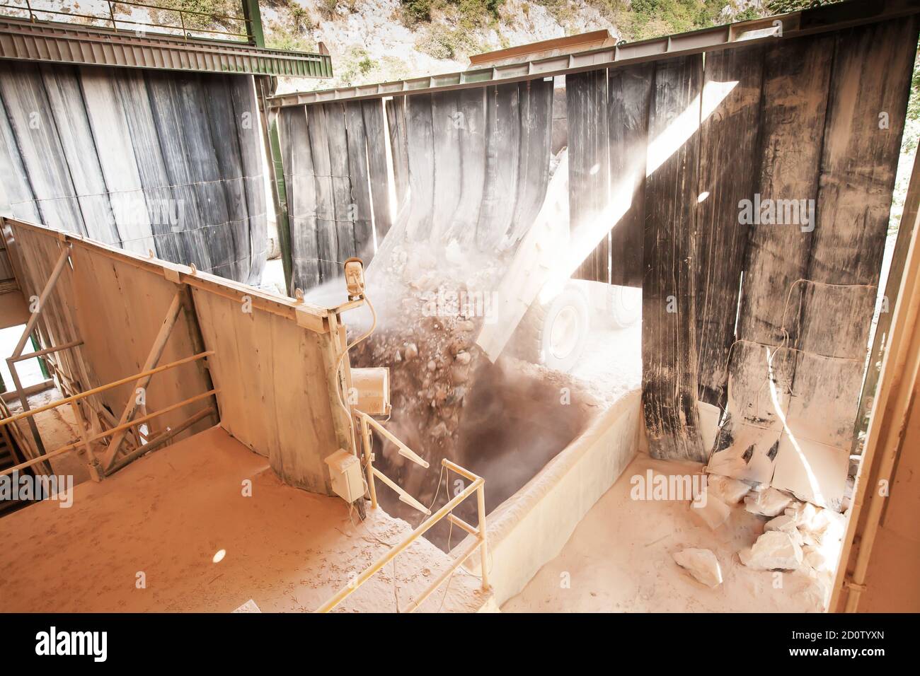 Dumper scarico calcare su trasportatore a nastro fisso trasporto materia prima per cemento. Vista dall'alto. Foto Stock