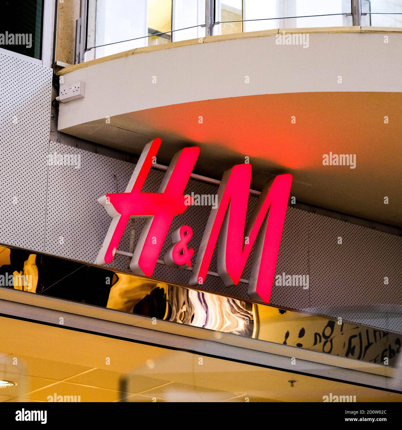 Londra UK, ottobre 03 2020, H&M High Street Fashion Clothing Retailer Company Logo senza persone Foto Stock