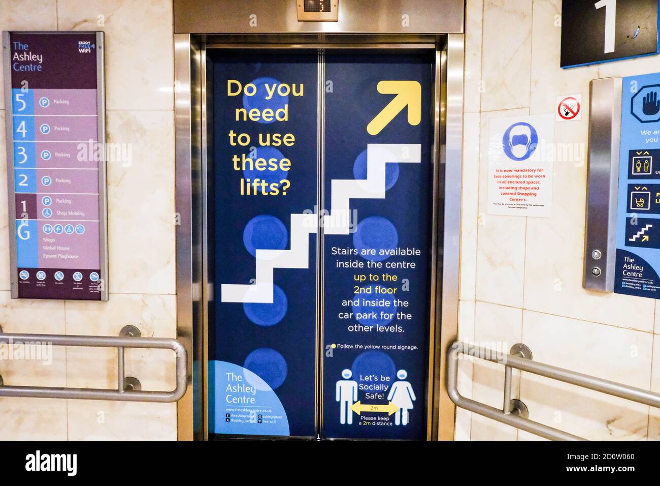 Londra UK, ottobre 03 2020, Shopping Center o Mall Lift Doors che mette in evidenza la pubblica sicurezza Social Distancing durante COVID-19 Foto Stock