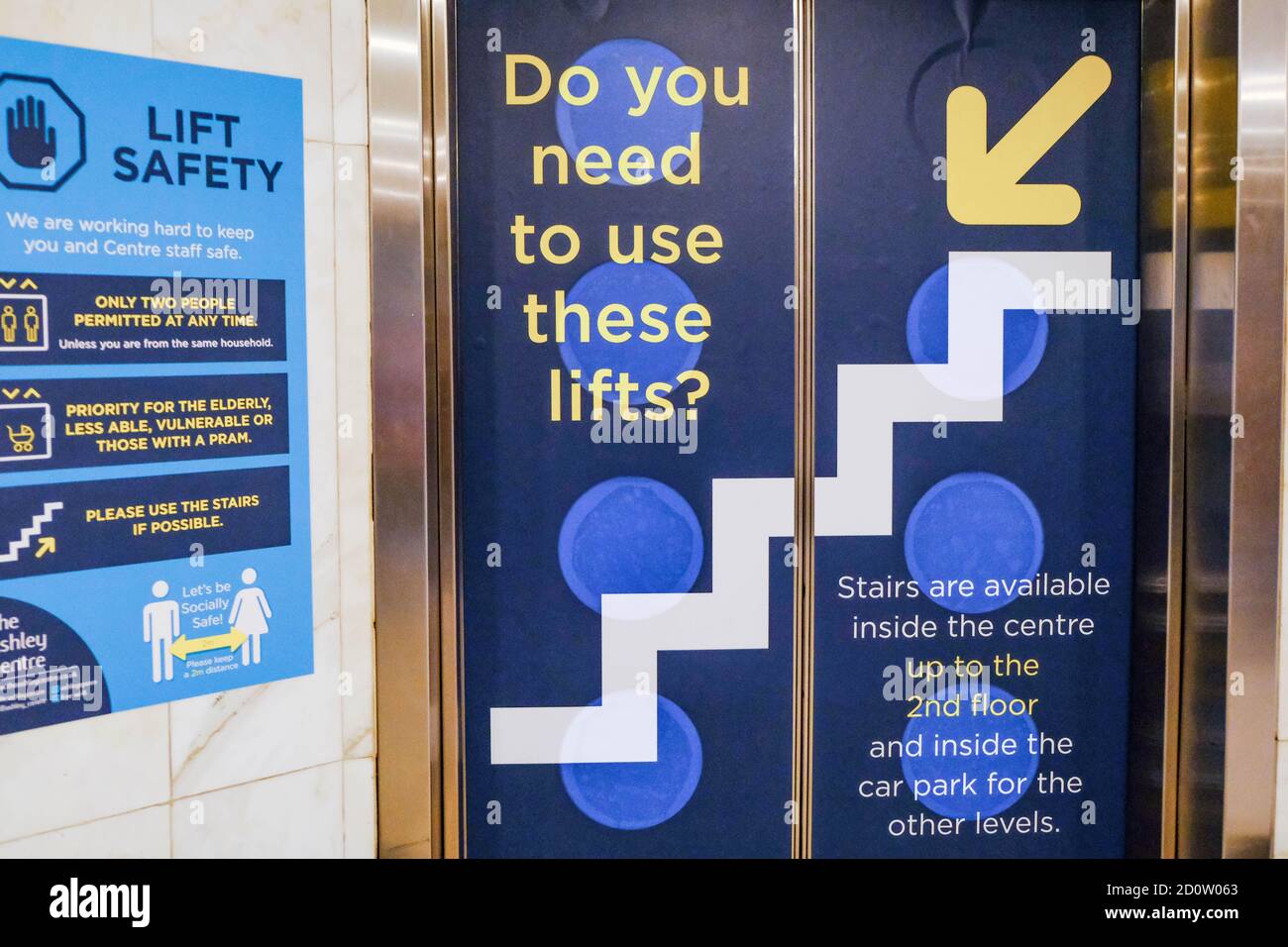 Londra UK, ottobre 03 2020, Shopping Center o Mall Lift Doors che mette in evidenza la pubblica sicurezza Social Distancing durante COVID-19 Foto Stock