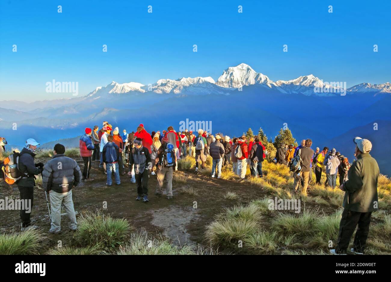 POON HILL, NEPAL - 12 OTTOBRE 2008: I turisti incontrano l'alba in cima alla collina di Poon in Himalaya, Nepal Foto Stock