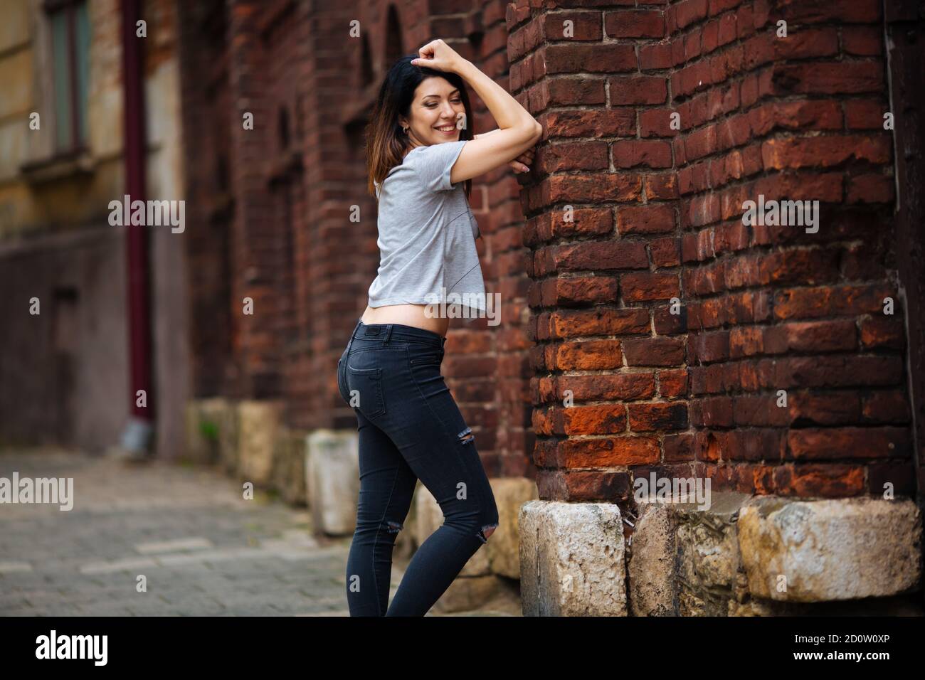 bella ragazza in piedi per strada Foto Stock