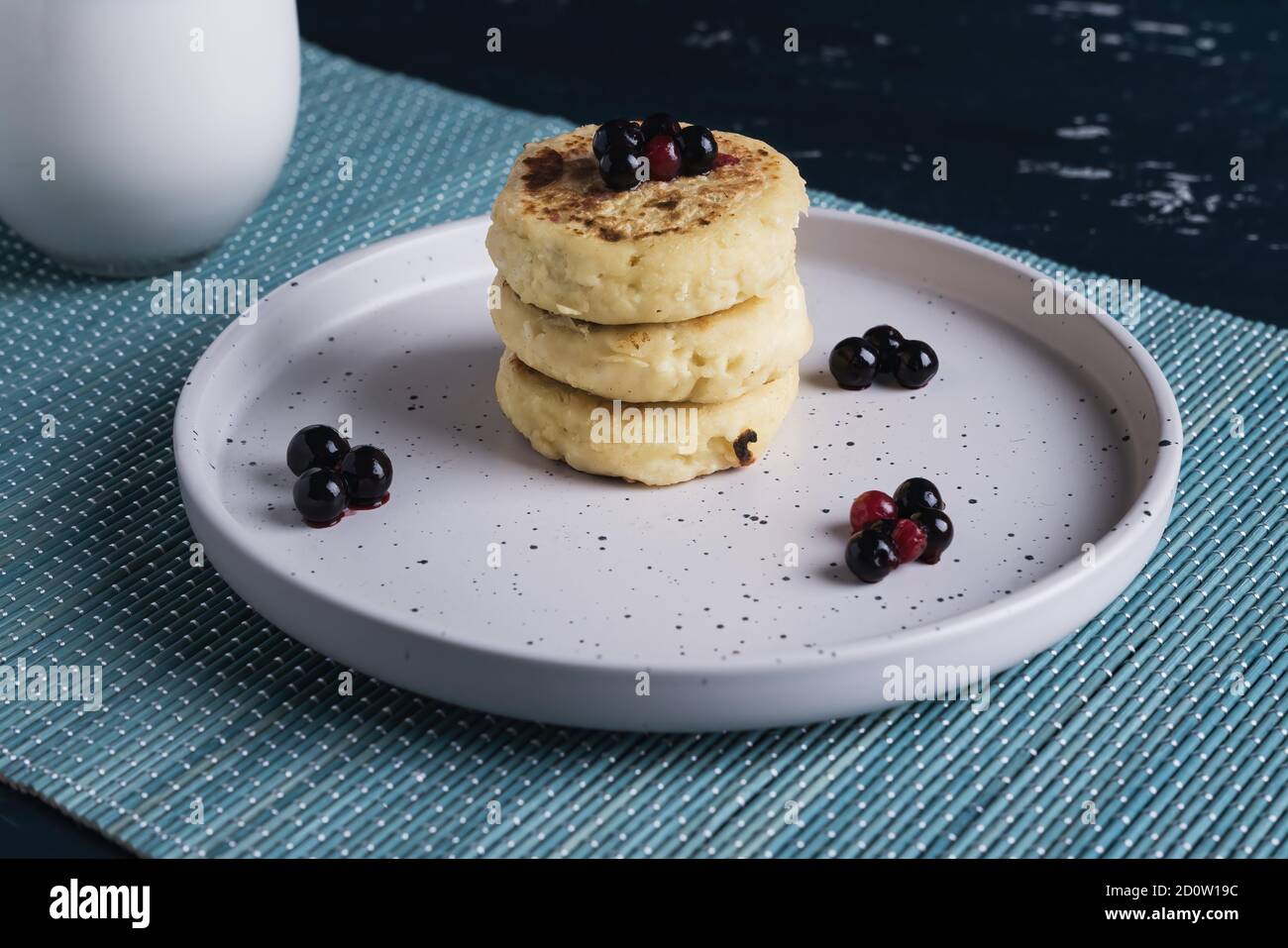 frittelle al formaggio con frutti di bosco sul piatto Foto Stock