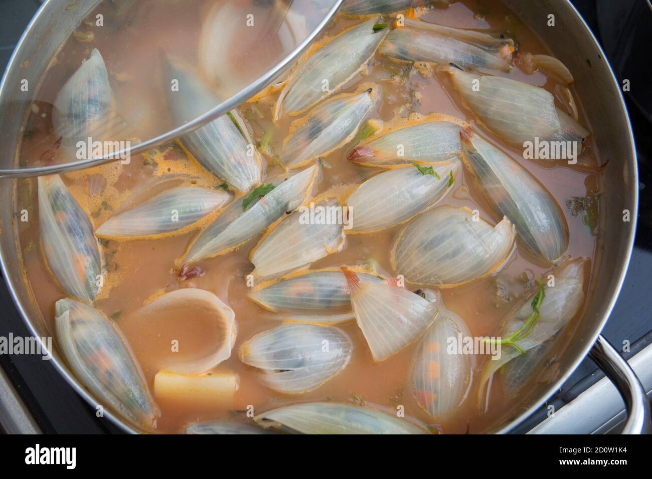 Cipolle bollite, farcite con riso e verdure, cucinando in una pentola Foto Stock