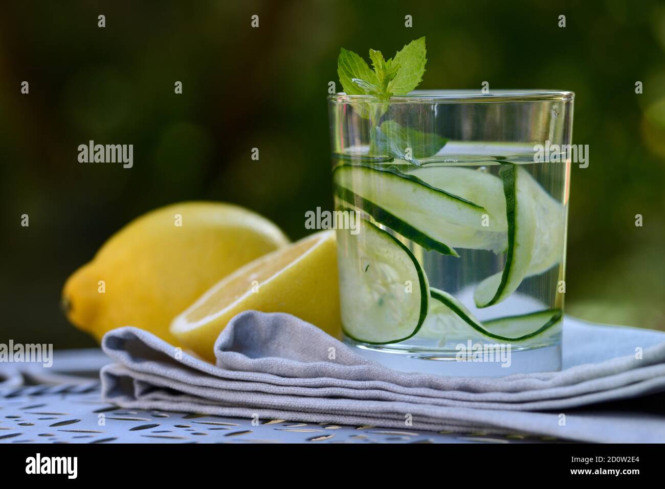 Acqua di cetriolo in vetro e limoni, Germania, Europa Foto Stock