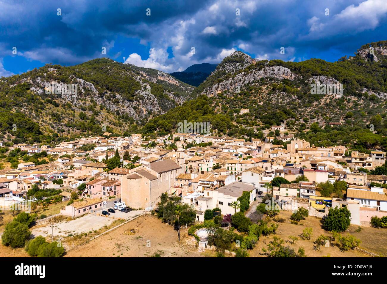 Vista aerea, il comune di Caimari Selva villaggio ai margini dei monti Tramuntana con l'agricoltura, centro dell'isola, Maiorca, Isole Baleari Foto Stock