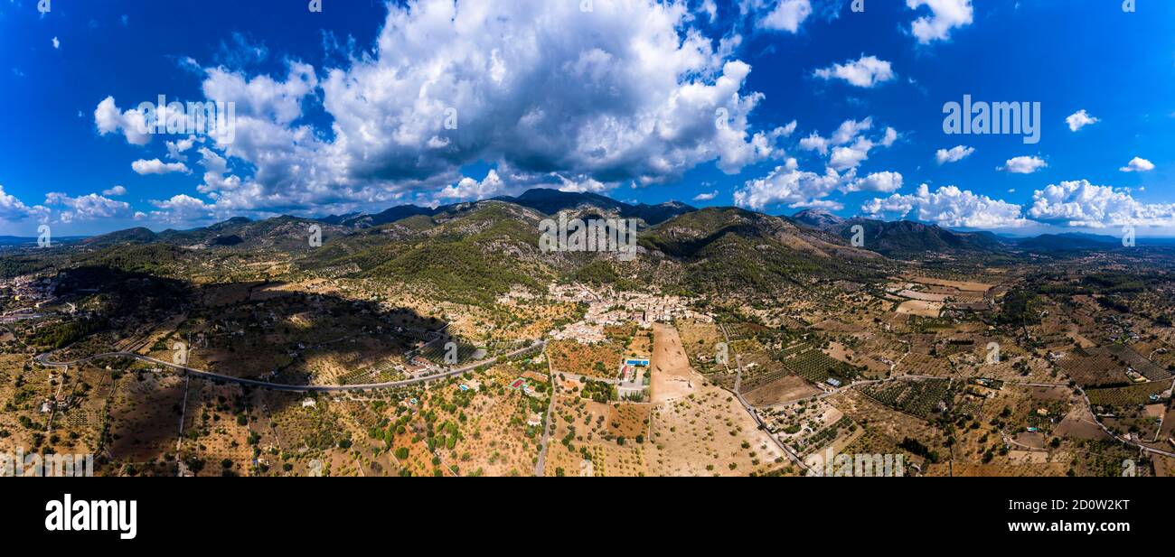 Vista aerea, il comune di Caimari Selva villaggio ai margini dei monti Tramuntana con l'agricoltura, centro dell'isola, Maiorca, Isole Baleari Foto Stock