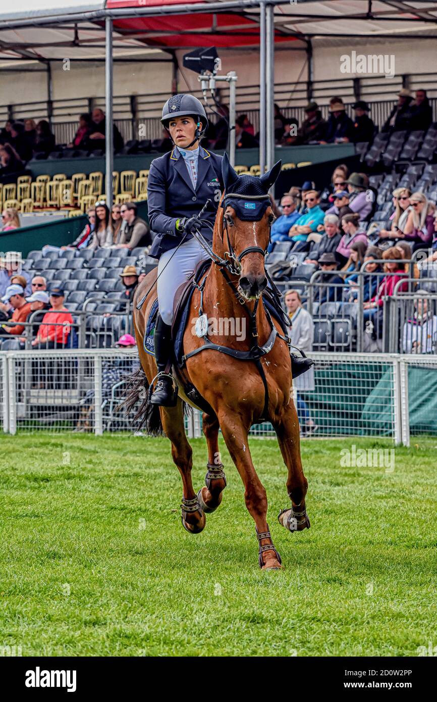 Louise Romeike Badminton Horse Trials Gloucester Inghilterra UK. Loiuse Romeike equestre che rappresenta la Svezia che cavalca il sole Utah di Wieloch nella B Foto Stock