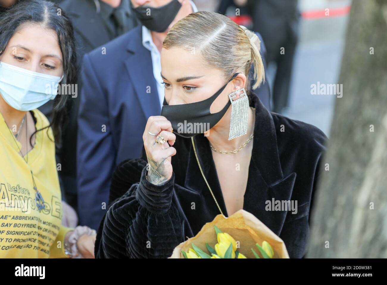 24 settembre 2020: Rita ora indossa una giacca nera e una maschera Foto Stock