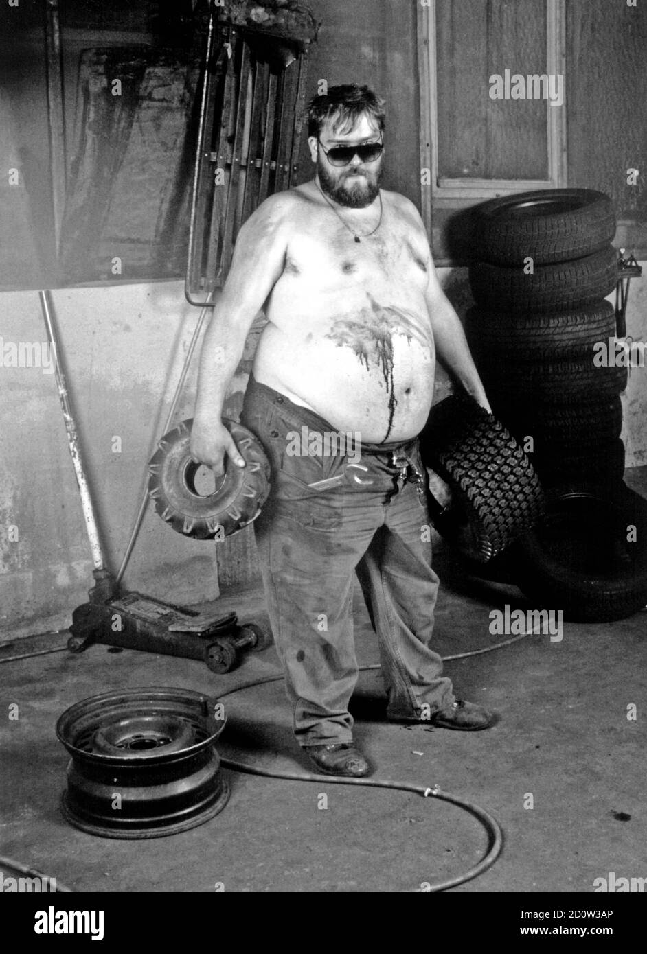 Lavoratore grasso con pneumatico, parodia, 2004, Germania, Europa Foto Stock