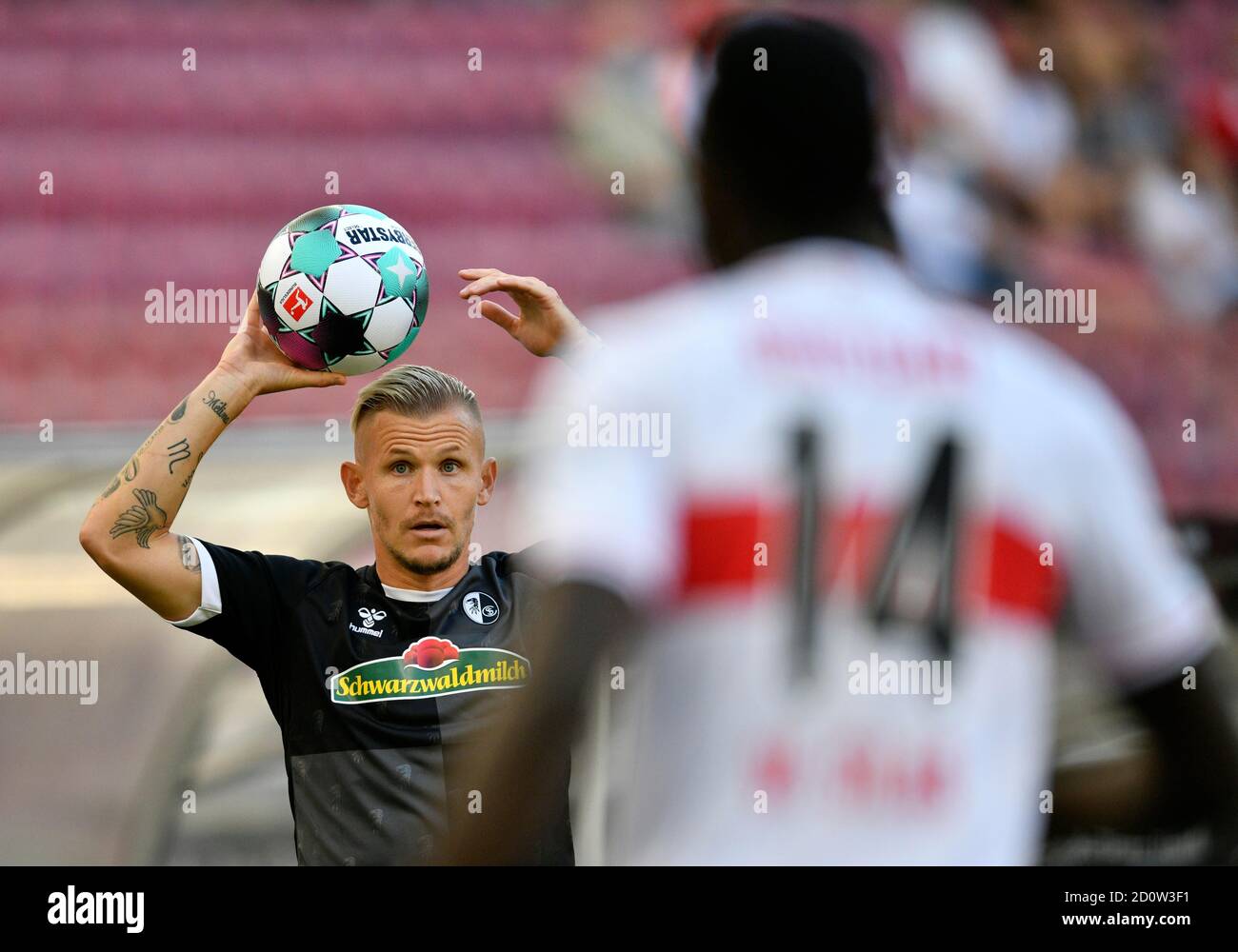 Jonathan Schmid SC Freiburg SCF azione lancio in Silas Wamangituka VfB Stuttgart, Mercedes-Benz Arena, Stoccarda, Baden-Württemberg, Germania, Europa Foto Stock