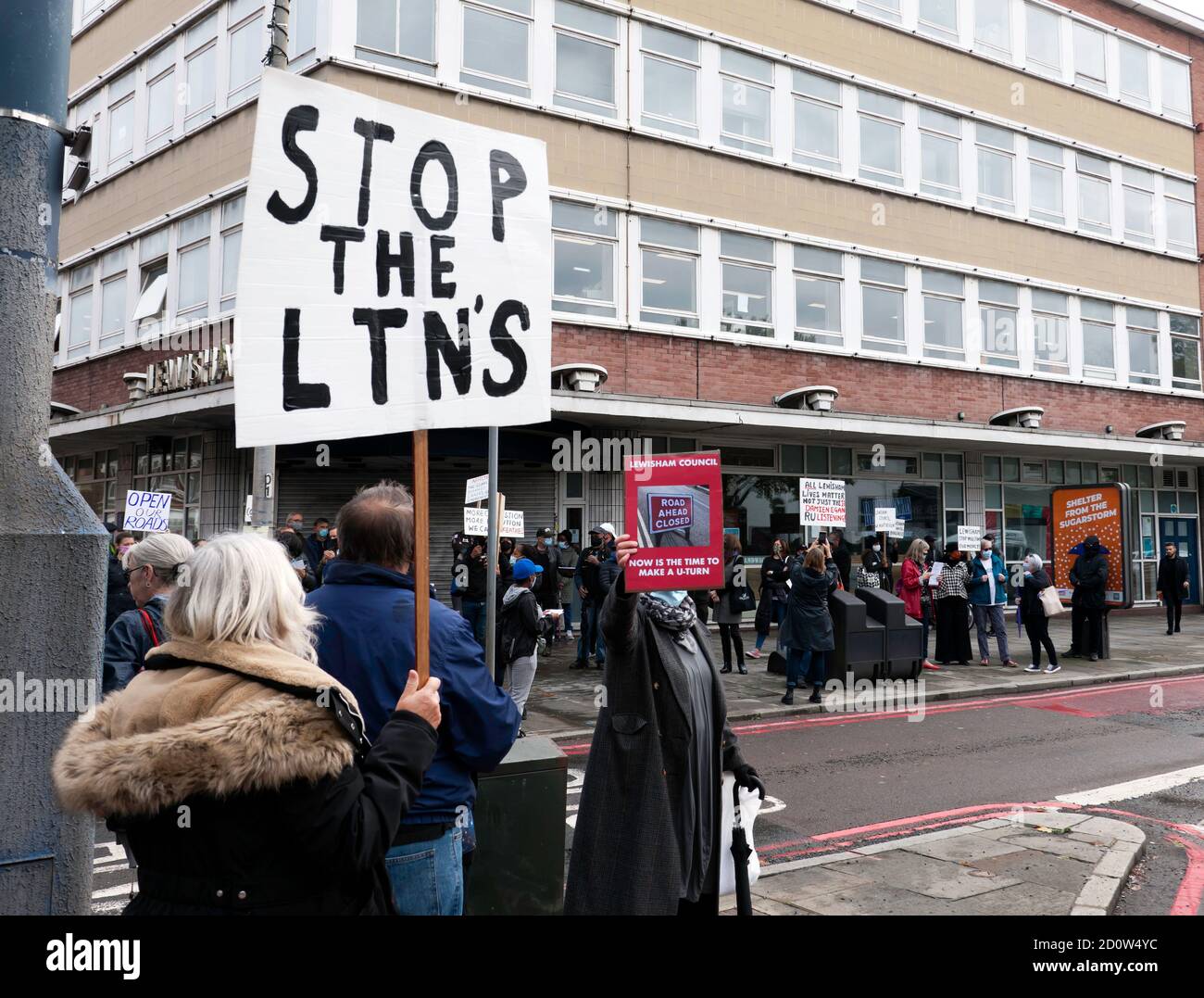 Dimostrazione contro l'imposizione di quartiere a basso traffico da Lewisham Consiglio della Biblioteca di Lewisham 03.10.2020 Foto Stock